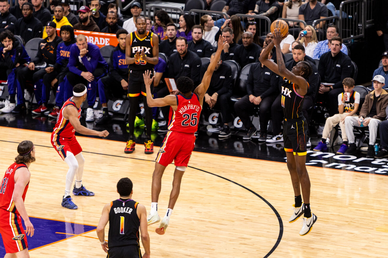 Phoenix Suns forward Bol Bol shoots over New Orleans Pelicans forward Trey Murphy III (Image courtesy of Hannah Hayworth/Burn City Sports)