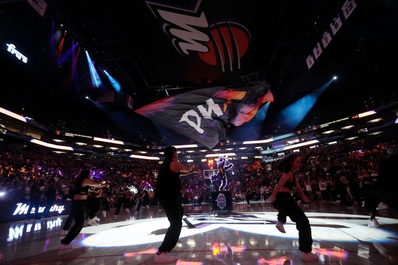 Scorch fires up the crowd before the Phoenix Mercury plays against the Dallas Wings in Phoenix, at PHX Arena on Jun 11, 2025. © Michael Chow/The Republic / USA TODAY NETWORK via Imagn Images