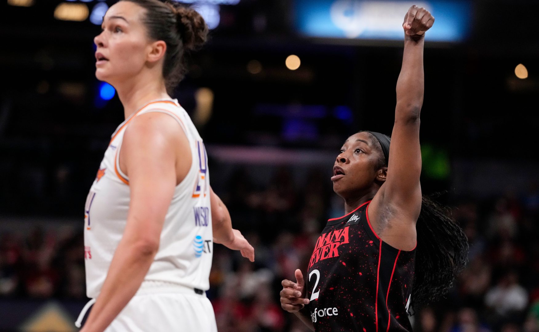 Indiana Fever guard Aari McDonald (2) shoots the ball for a three-point basket on Wednesday, July 30, 2025, during the game at Gainbridge Fieldhouse in Indianapolis. © Grace Hollars/IndyStar / USA TODAY NETWORK via Imagn Images