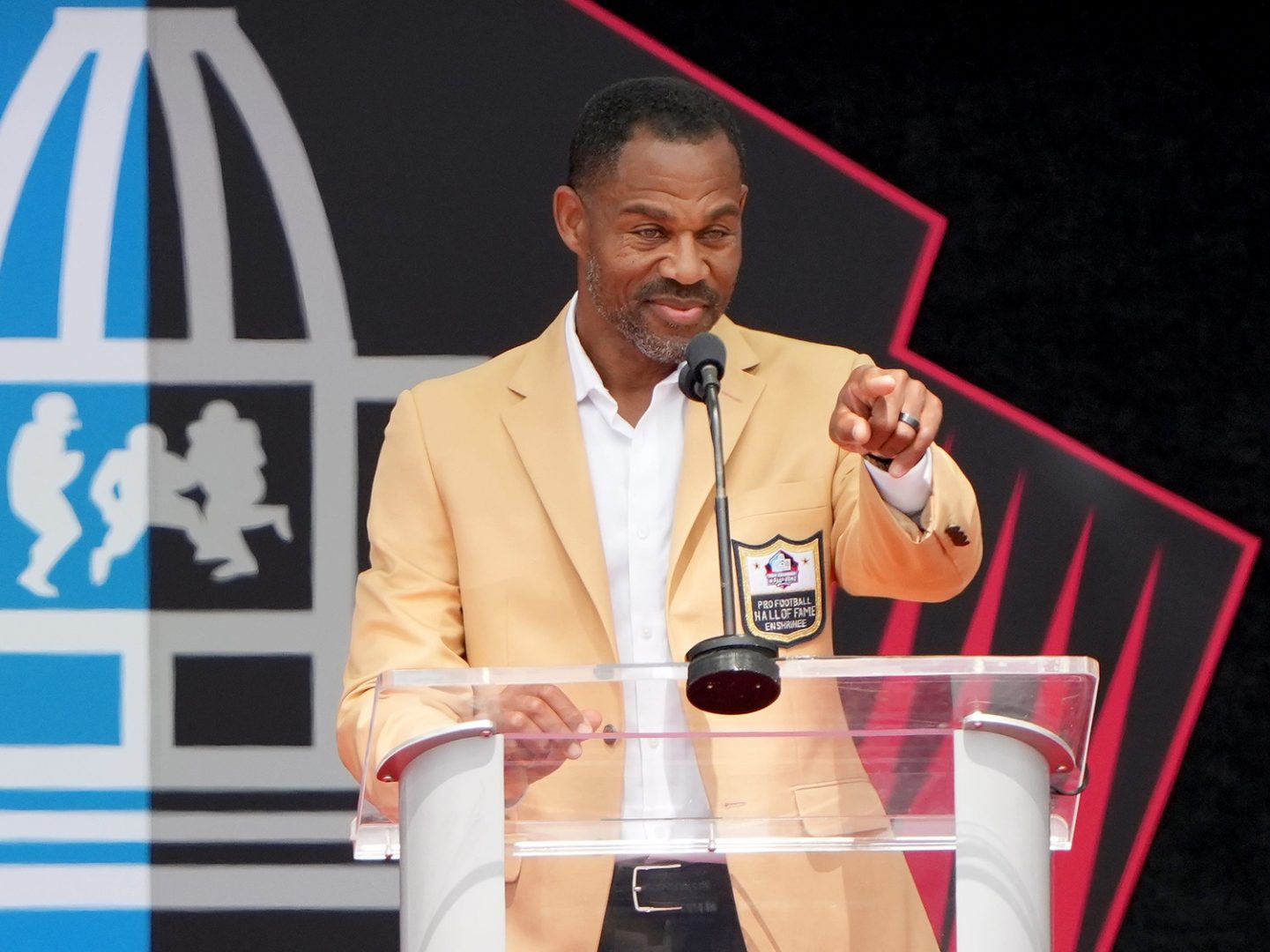 Eric Allen gives his Pro Football Hall of Fame Enshrinement speech, Aug. 2, 2025, at Tom Benson Hall of Fame Stadium in Canton. © Kevin Whitlock / Massillon Independent / USA TODAY NETWORK via Imagn Images