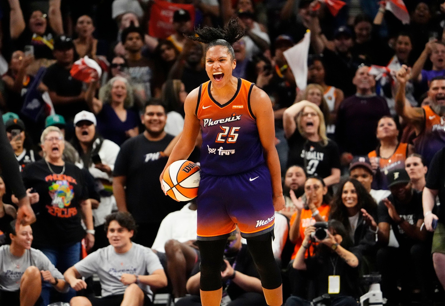 Phoenix Mercury forward Alyssa Thomas (25) celebrates their win over the New York Liberty 79-73 to win the series during Game Three of the 2025 WNBA Playoffs first round at PHX Arena on Sept. 19, 2025, in Phoenix. © Rob Schumacher/The Republic / USA TODAY NETWORK via Imagn Images