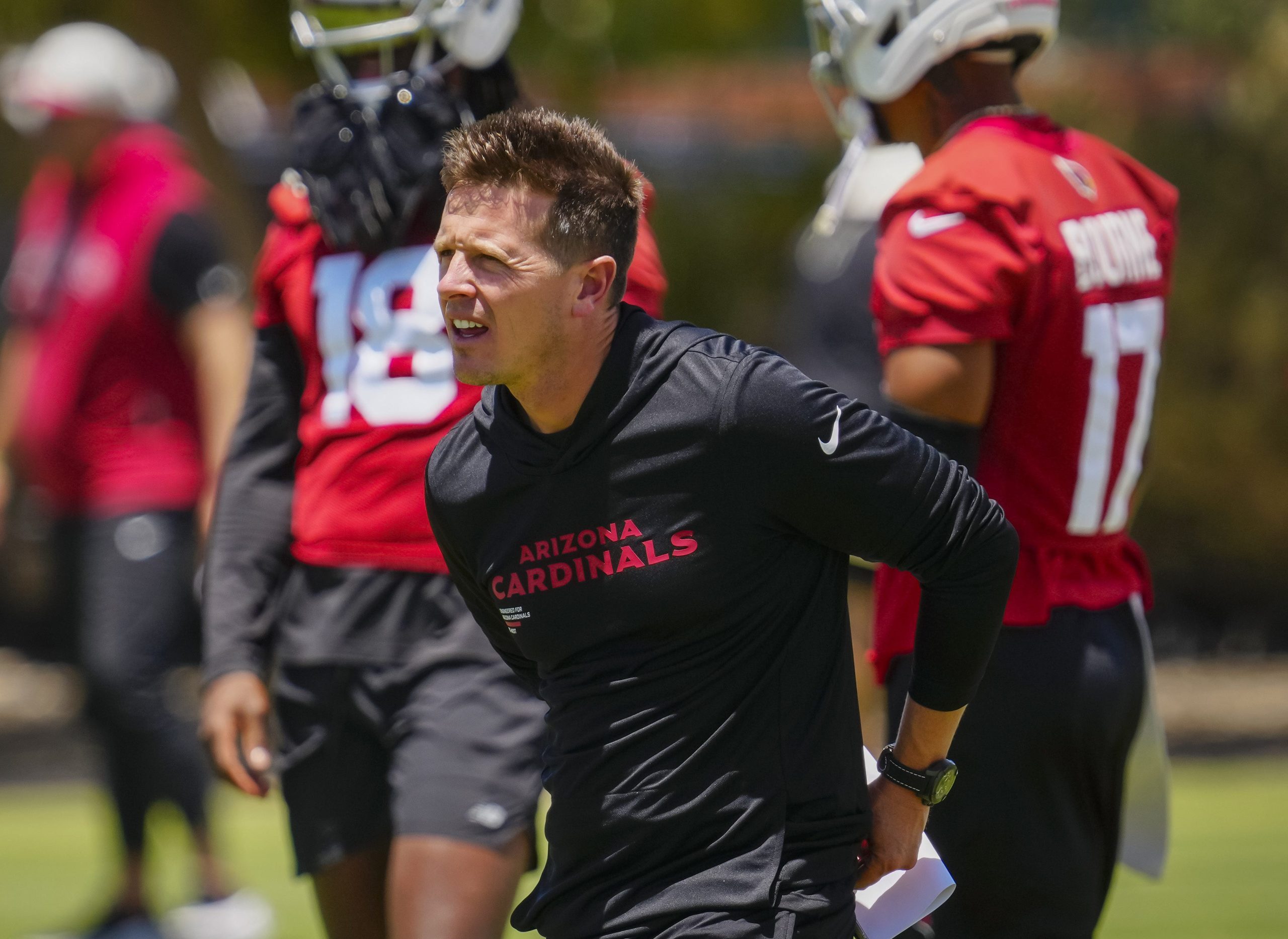 Cardinals head coach Mike LaFleur walks between offense and defense during organized team activities at the Cardinals Training Facility in Tempe on May 27, 2026. Syndication: Arizona Republic